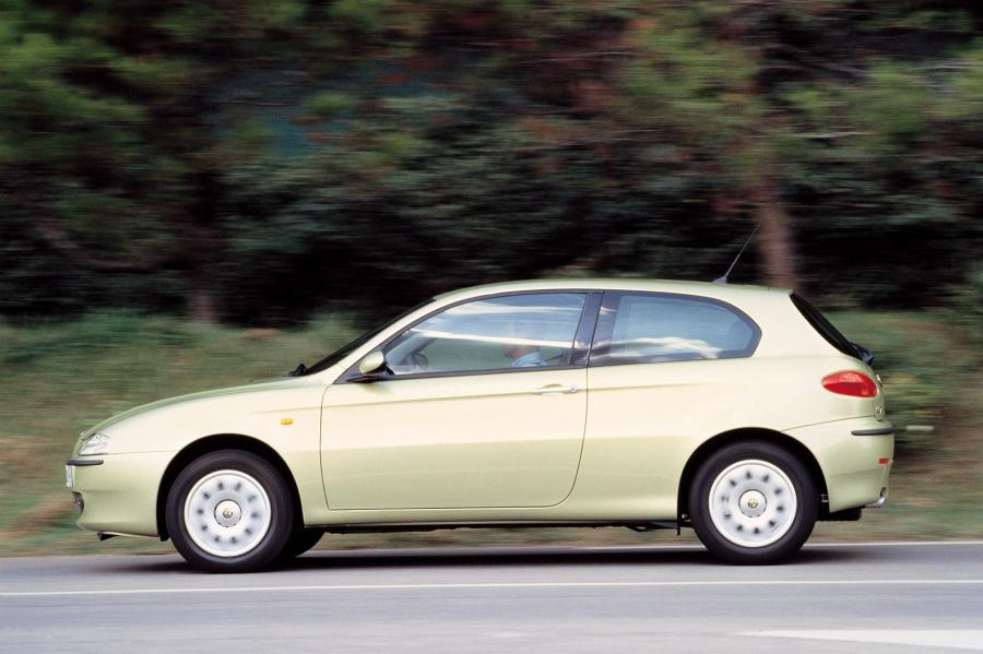  Alfa Romeo 147 3-Door (937A) 2000 года  (фото 24 из 43)